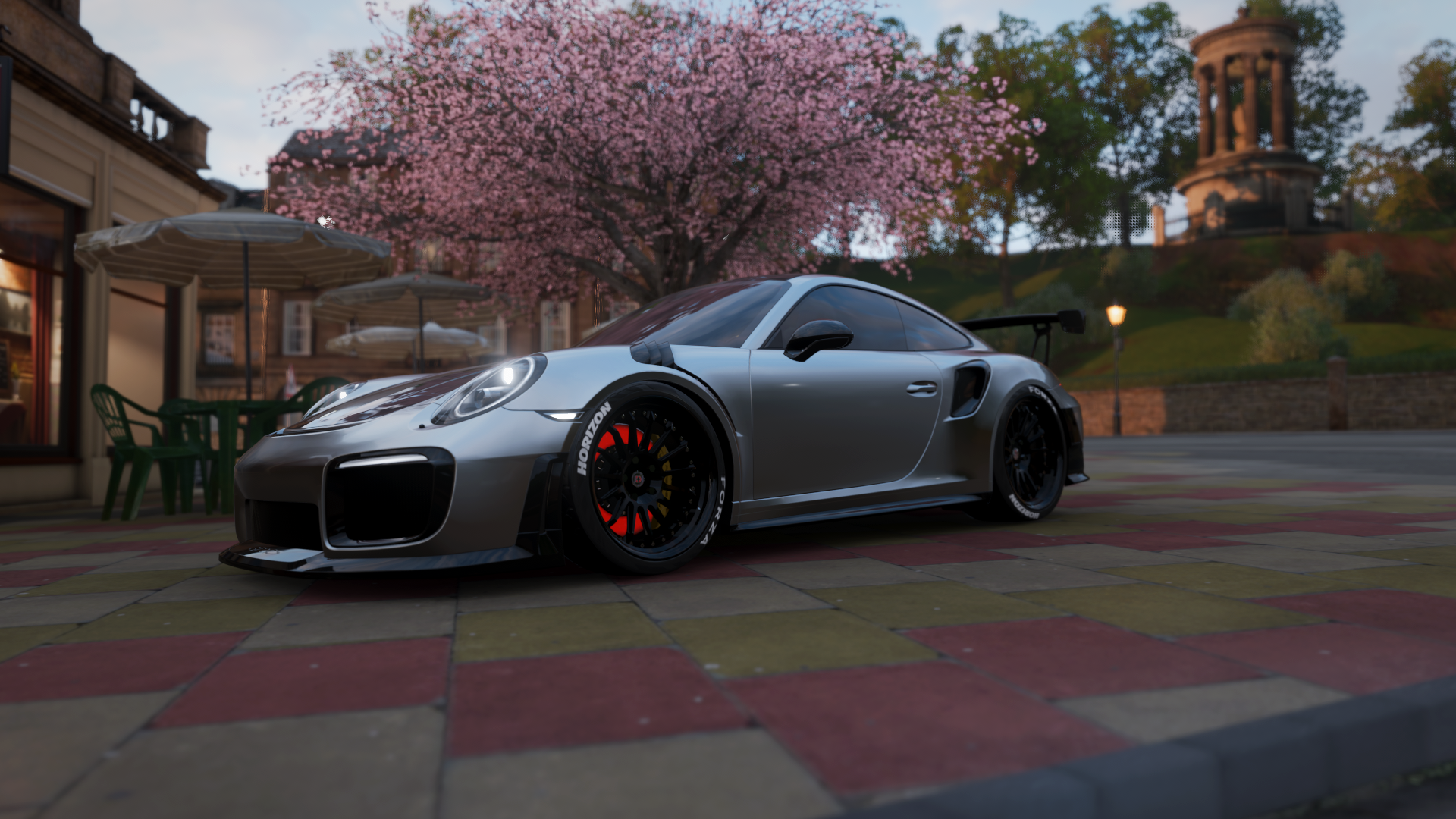 _比赛氛围火热:现场欢呼声经久不息_,比赛现场气氛活跃