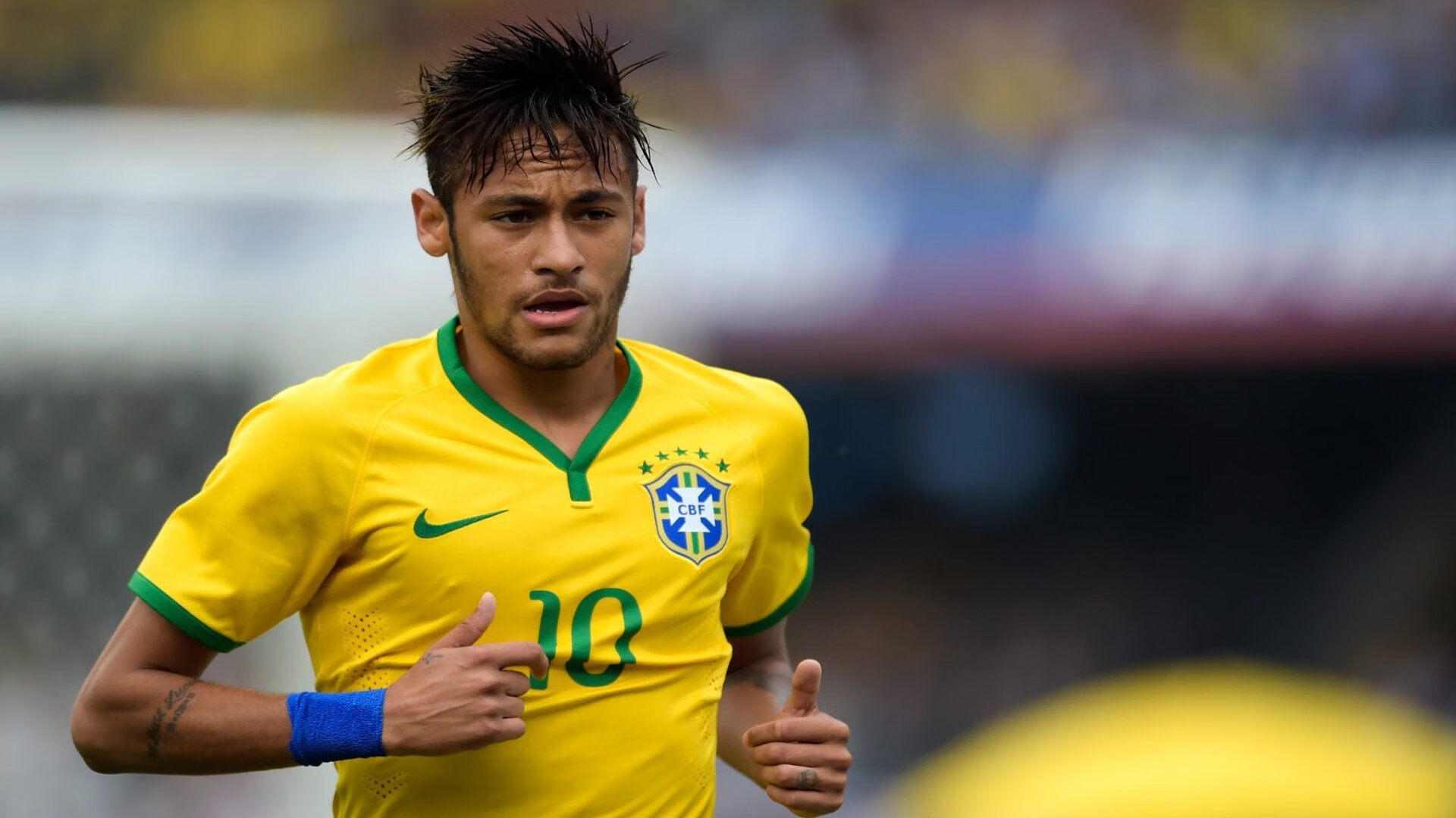 “泥浆飞扬：雨天泥道的疯狂追逐”，泥浆视频