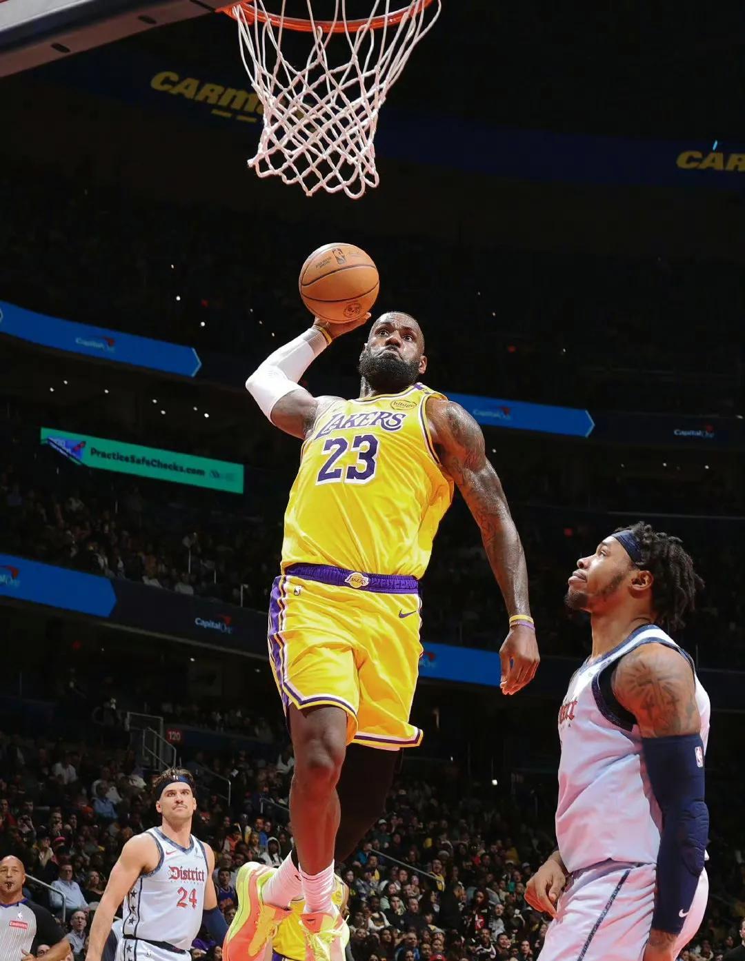 乐鱼体育：湖人队新赛季：詹姆斯能否再次冲击MVP？的简单介绍